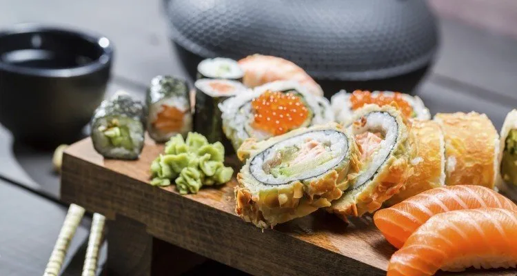 Sushi barato no Japão Pratos de sushi em esteira, opção econômica para comer no Japão
