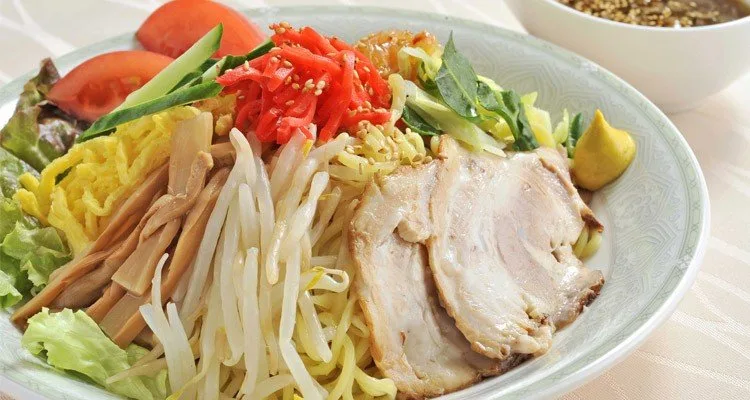 Hiyashi chuka, ramen frio japonês Hiyashi chuka com macarrão frio, legumes, ovo e molho