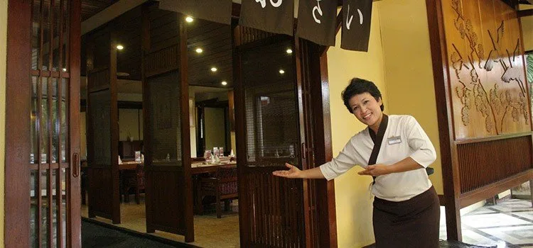 พนักงานหญิงในร้านสะดวกซื้อหรือร้านอาหารในญี่ปุ่น สะท้อนภาพแรงงานหญิงในภาคบริการ