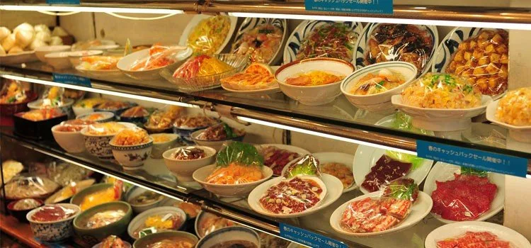 Amostras de comida em restaurante japonês Vitrine com pratos japoneses de amostra em restaurante