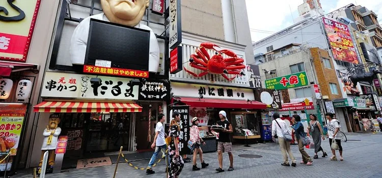 Daruma vermelho de Osaka — boneco tradicional japonês sem pupilas, usado como amuleto de boa sorte e persistência