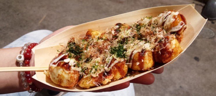 Takoyaki recém-feitos na chapa de ferro