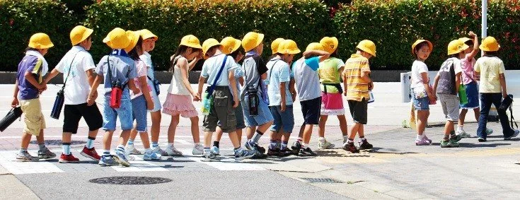 Crianças japonesas em atividade coletiva
