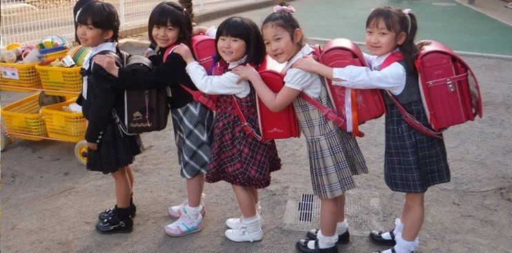 Estudantes japoneses em cena escolar Estudantes japoneses reunidos em ambiente escolar