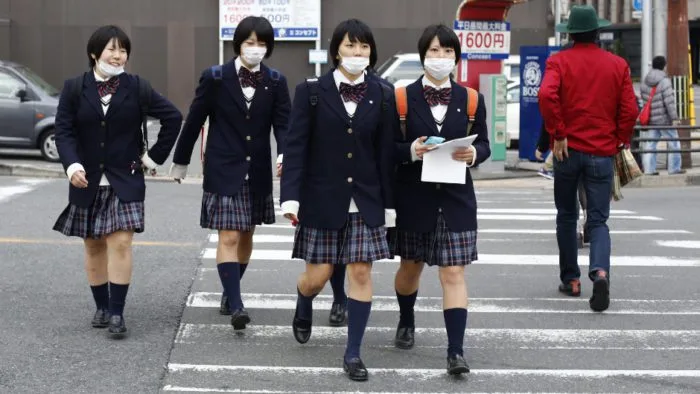 Wie funktioniert die japanische Schule und wie meldet man sich an?