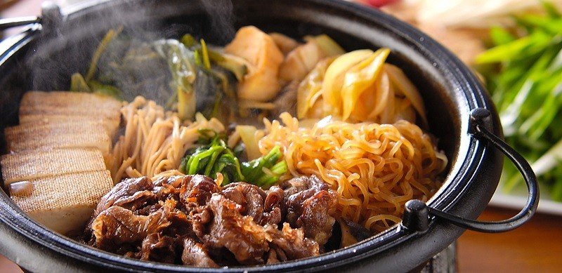Panela de sukiyaki com carne e legumes