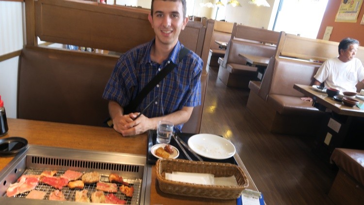 Mesa de yakiniku no Japão com carne sendo grelhada