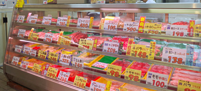 Preços de alimentos em mercado japonês Bandejas de carne e produtos alimentícios com preços em um mercado japonês