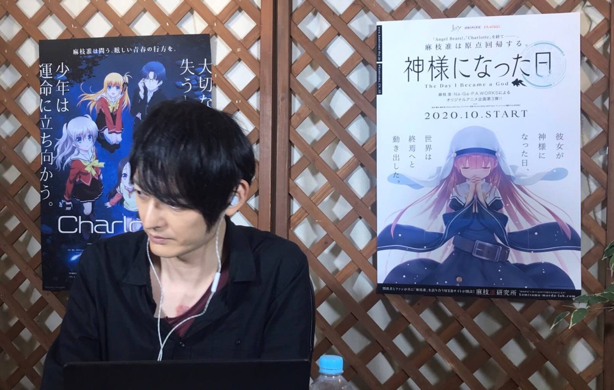 Jun Maeda — นักเขียนบทและนักแต่งเพลงเบื้องหลังเรื่องราวที่สะเทือนใจที่สุดของวงการ visual novel ภาพถ่ายระยะใกล้ของ Jun Maeda สวมแว่นตา ภายใต้แสงนุ่ม ๆ หน้าชั้นหนังสือ