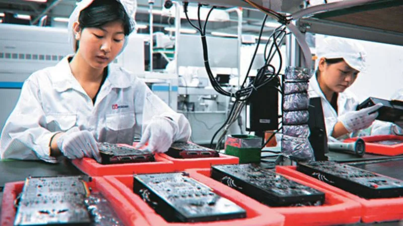 Trabalhador em fábrica no Japão pensando em folgas para viajar