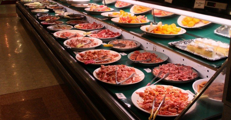 Carne fatiada grelhando no yakiniku