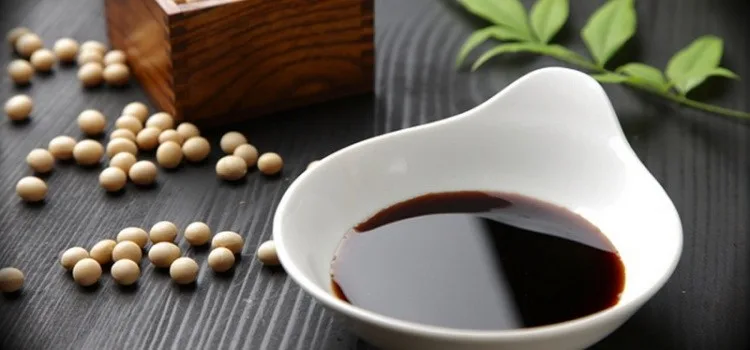 Shoyu usado para temperar a calda salgada do amendoim japonês