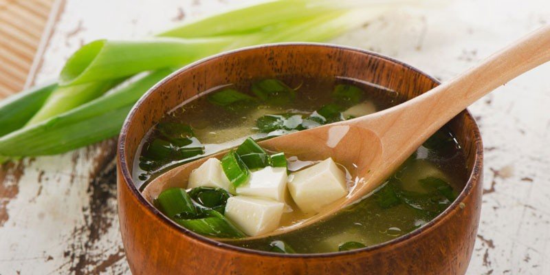 Tigela de sopa de missô com tofu e cebolinha