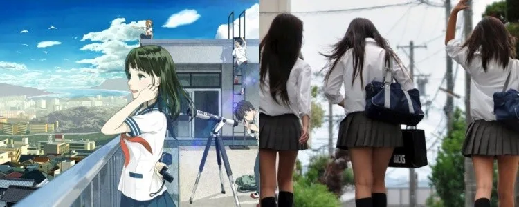 ภาพหญิงสาวสองคนในชุดนักเรียนญี่ปุ่นแบบกะลาสี เสื้อสีน้ำเงินเข้ม ปกสามเหลี่ยม โบว์ที่คอ และกระโปรงจีบ ยืนอยู่ใกล้กัน
