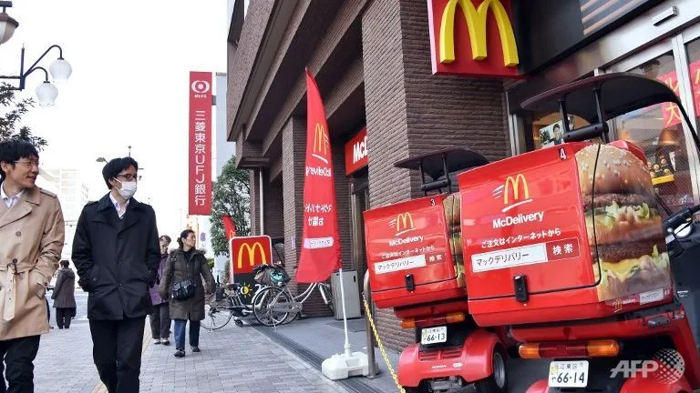 เมนู McDonald's ญี่ปุ่นพร้อมราคาเป็นเยน ภาพระยะใกล้ของเมนู McDonald's ญี่ปุ่นที่แสดงเบอร์เกอร์ เครื่องเคียง และเครื่องดื่มหลายรายการพร้อมราคาเป็นเยน
