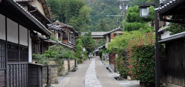 Blick auf eine ruhige japanische Kleinstadt, wie sie im Kontext von Johatsu als möglicher Zufluchtsort genannt wird
