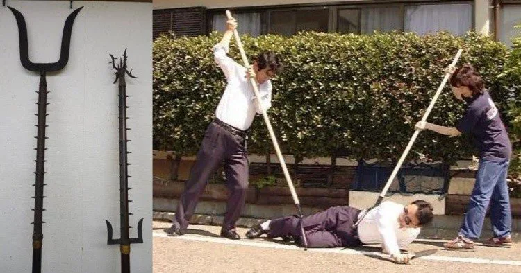 Sasumata moderne en aluminium pour usage scolaire et communautaire Sasumata moderne en aluminium, l'arme non létale conservée dans les écoles japonaises et les centres communautaires pour contenir un intrus