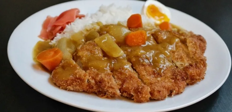Curry japonês fácil para o dia a dia Curry japonês servido com arroz e acompanhamento empanado