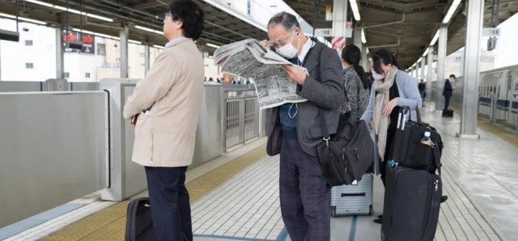 Costumes sociais no Japão Pessoas esperando trem no Japão