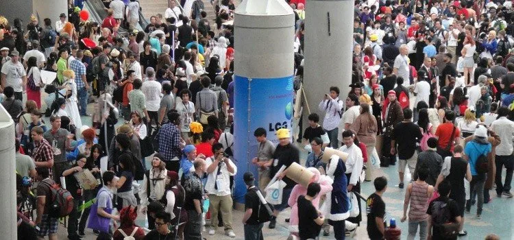 Evento de anime com fãs e lojas de produtos otaku