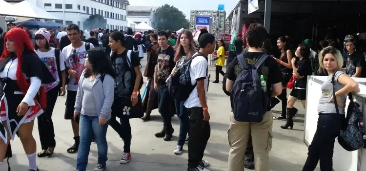 Público reunido em evento de anime no Brasil