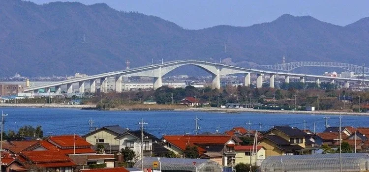 Tanjakan pendekatan Jembatan Eshima Ohashi Tanjakan pendek Jembatan Eshima Ohashi dilihat dari arah pendekatan sisi Tottori
