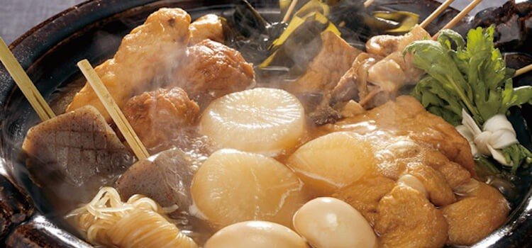Oden cozinhando no caldo dashi