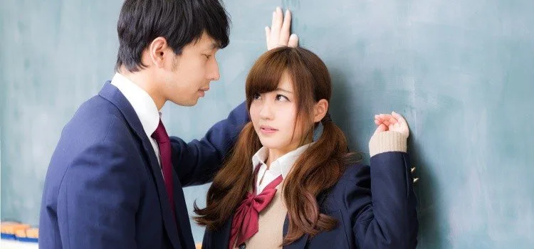 Kabedon: eine in Japan bekannte Geste für Nähe Kabedon-Geste, eine in Japan bekannte romantishe Geste an der Wand