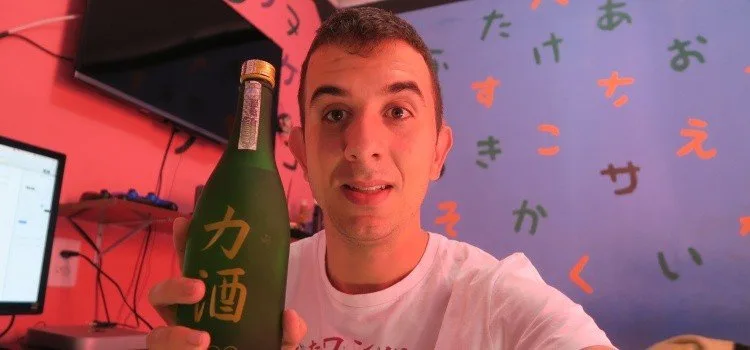 Garrafa de sake da Sakeria Thikará Garrafa de sake da Sakeria Thikará apoiada sobre mesa