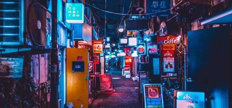 Beco iluminado no Japão com bares e placas à noite Beco japonês à noite com bares, letreiros coloridos e ambiente de izakaya