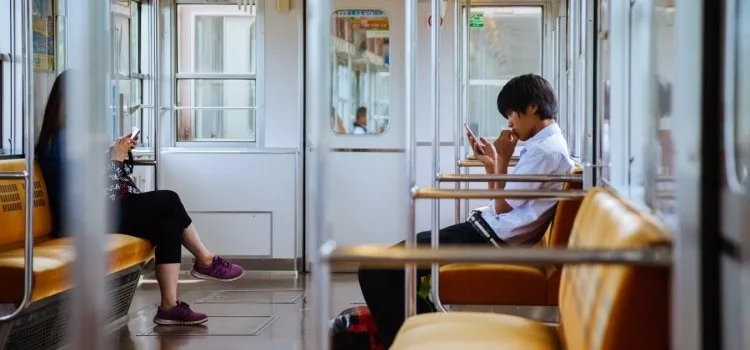 현대적인 분위기의 일본 도시를 지나는 열차