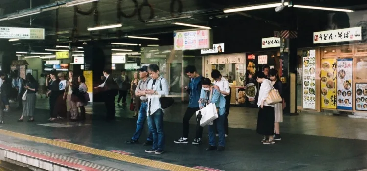 Trem japonês em estação urbana