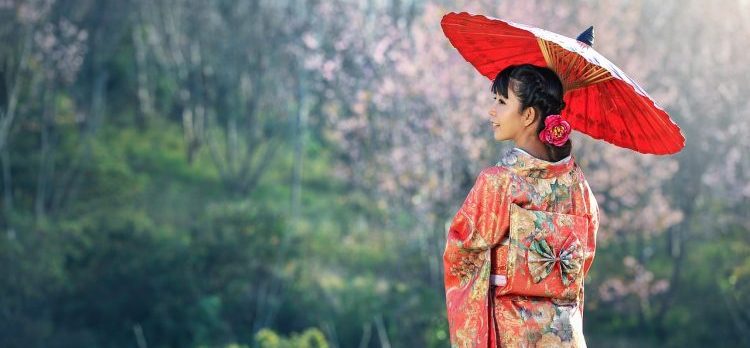 Mulher usando kimono em cenário tradicional do Japão Mulher usando kimono com sombrinha vermelha em um cenário tradicional japonês