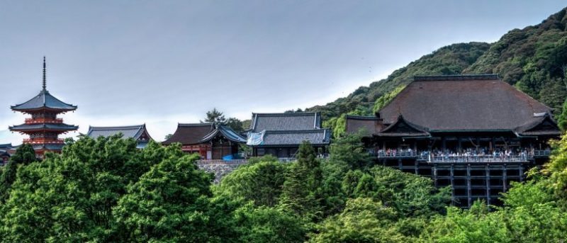 Templos em Kyoto cercados por árvores verdes Vista de templos tradicionais em Kyoto cercados por árvores verdes