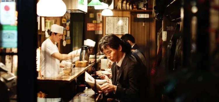Mudanças urbanas e sociais no Japão Japoneses caminhando em uma rua urbana