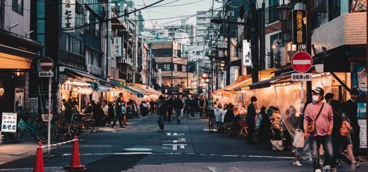 Rua japonesa com placas e letreiros em japonês