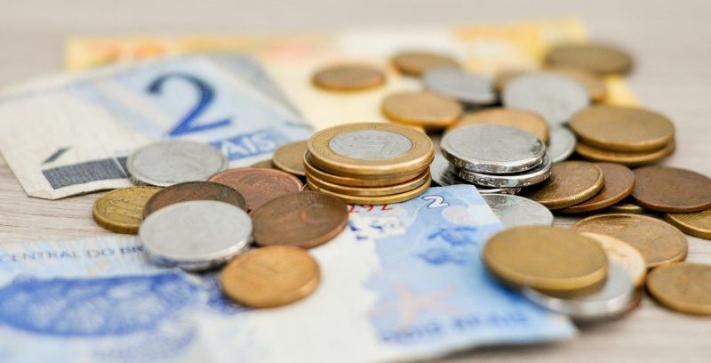 Dinheiro em reais representando custo de vida e salário Notas e moedas de real usadas para representar salário, custo de vida e dinheiro no Brasil
