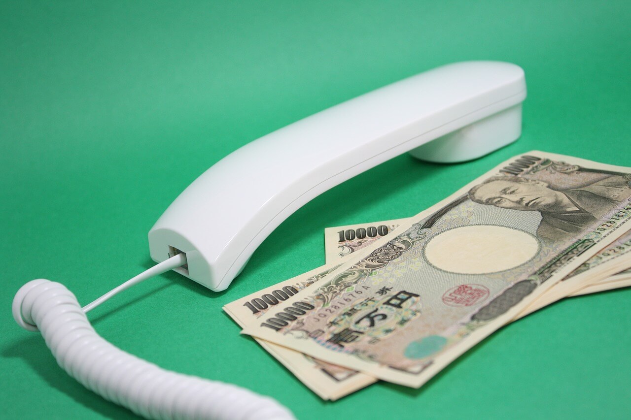 Notas de iene e moedas japonesas sobre mesa