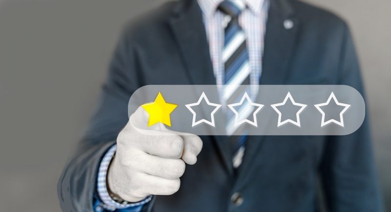 Analisar resultados do site Homem analisando dados e gráficos em tela