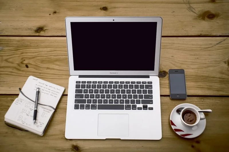 Pessoa trabalhando em um blog e produzindo conteúdo online