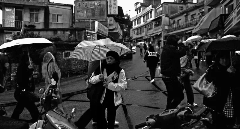Mulher japonesa em ambiente urbano representando sociedade e cultura no Japão