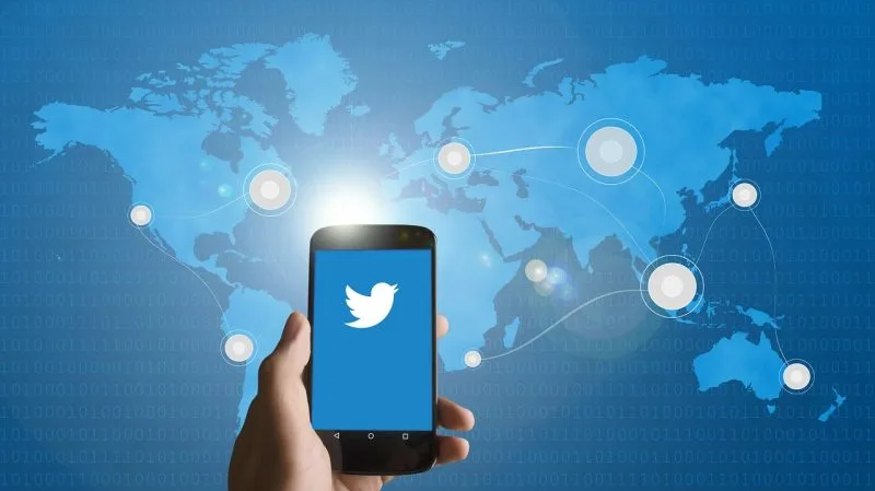 Redes sociais no Japão e no Brasil Celular com Twitter aberto representando redes sociais no Japão e no Brasil