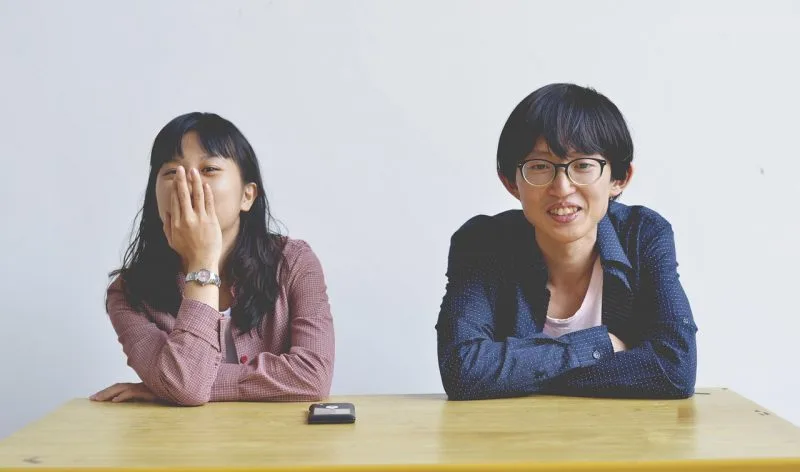Cabelos lisos em casal japonês Casal japonês sentado à mesa mostrando cabelos escuros e lisos