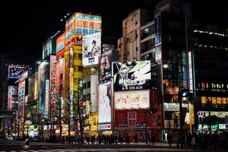 Rua de Akihabara com lojas e cultura pop japonesa