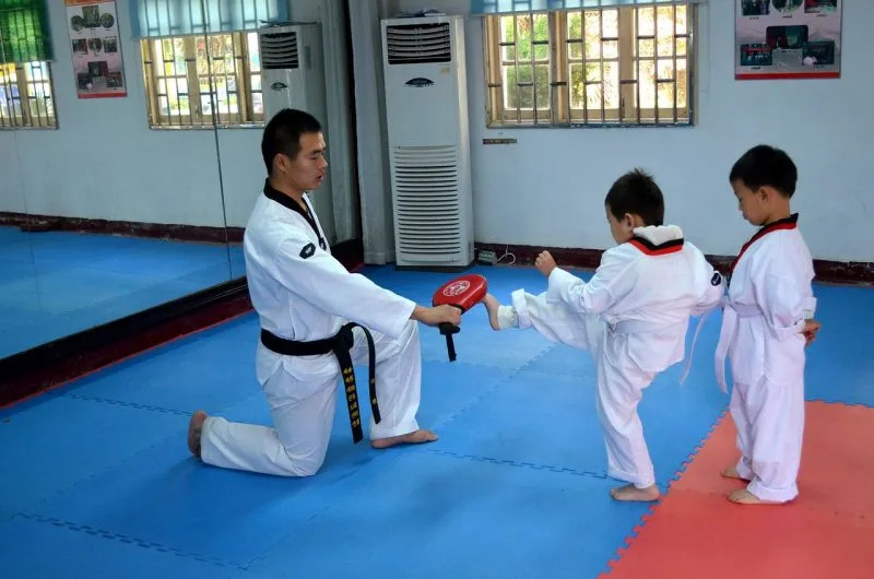 Dois karatecas em combate durante competição de karatê