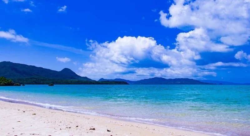 Praia de Okinawa como destino para viajar fora de feriados