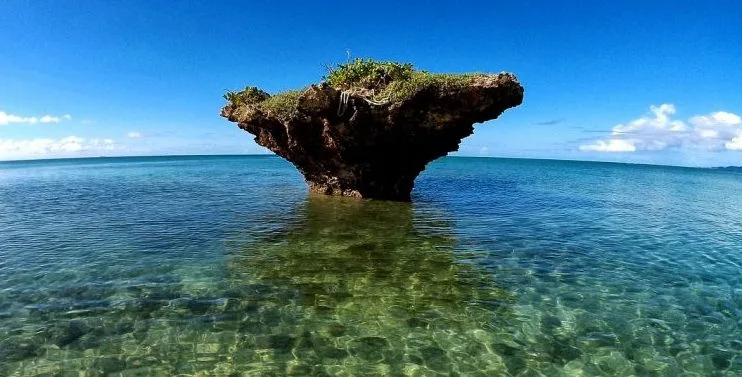 Praia rochosa no Japão para viagem curta de carro