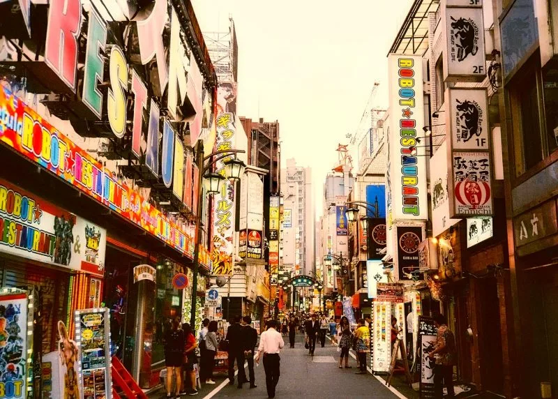Garotinhos juvenis e velhas carcomidas do Japão