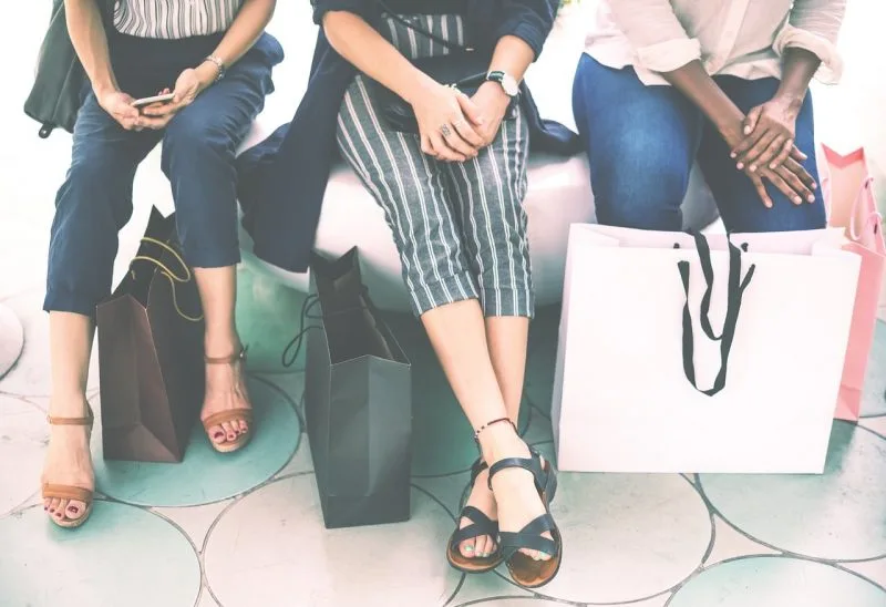 Compras e escolhas no Japão Rua comercial no Japão usada para falar de consumo e escolhas de vida