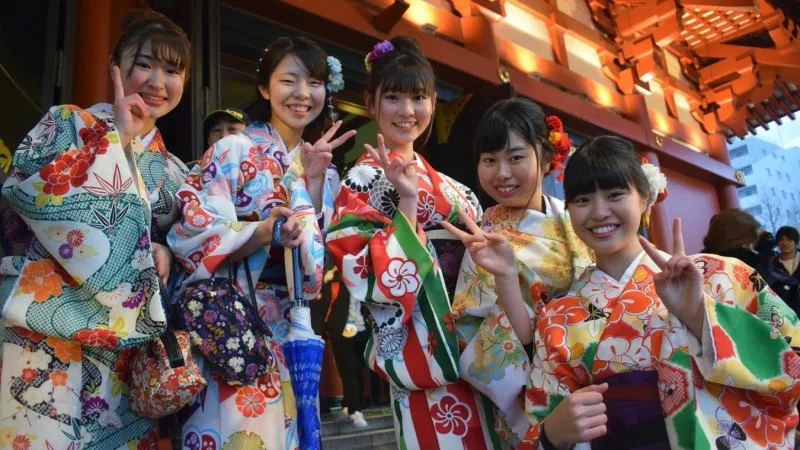 Mulheres japonesas em contexto urbano, representando uso real do idioma